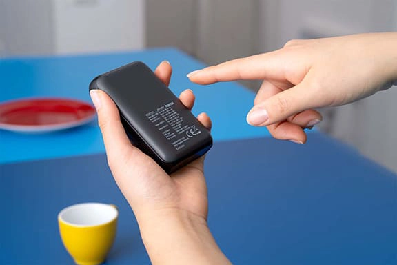 Verso d’une batterie externe Hama sur lequel on peut lire la valeur mAh.