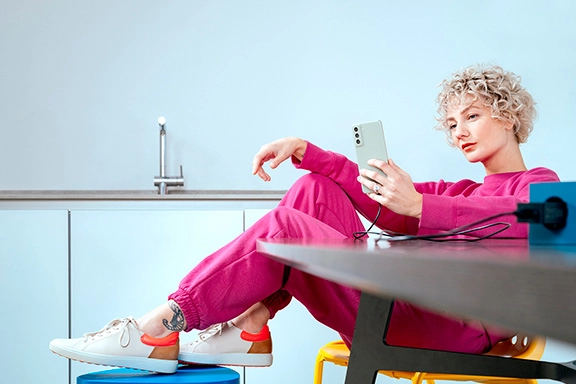 Le téléphone portable est chargé avec un câble de chargement de Hama.