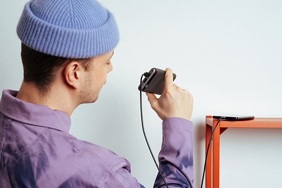 Batterie externe qui charge un smartphone