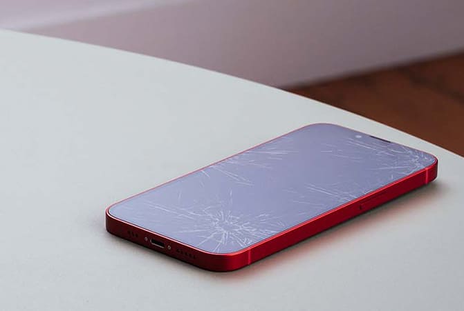 Sur la table se trouve un téléphone portable dont l'écran a été reniflé.