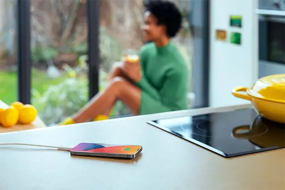 Un téléphone est en charge dans la cuisine.