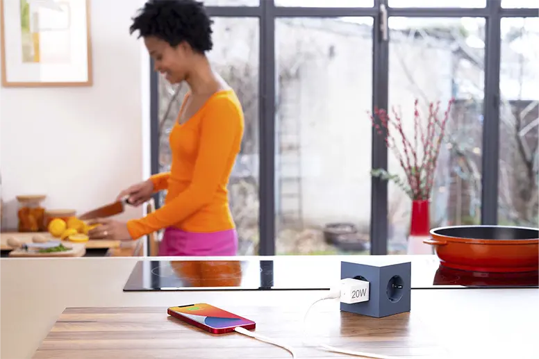 Un téléphone est en charge dans la cuisine.