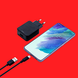 Smartphone Samsung avec différents adaptateurs secteur