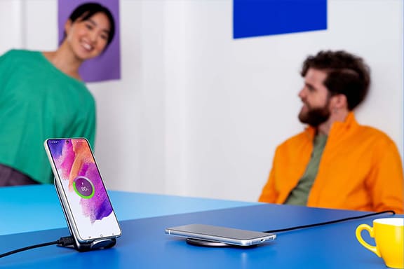 Deux smartphones Samsung chargent sur une station de charge à induction