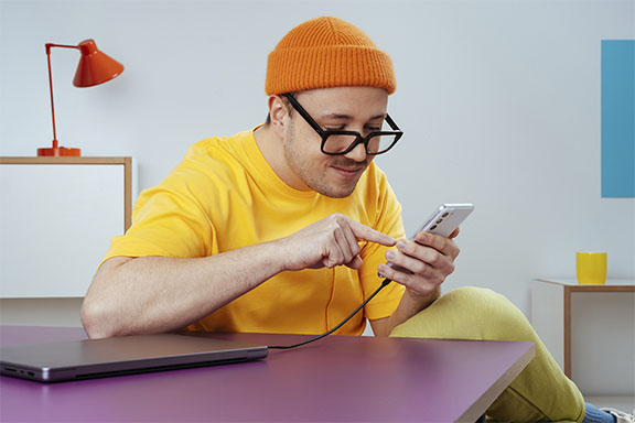 Un ordinateur portable et un téléphone sont connectés via un USB-C Alt Mode.