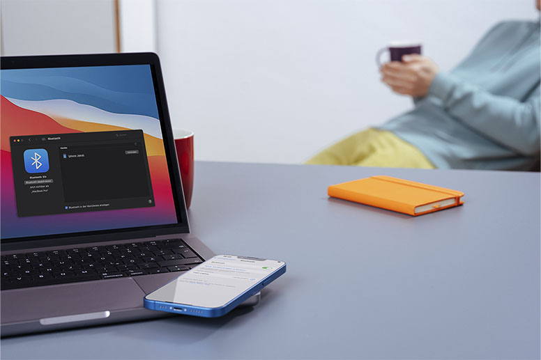 Un téléphone est connecté sans fil à un ordinateur.