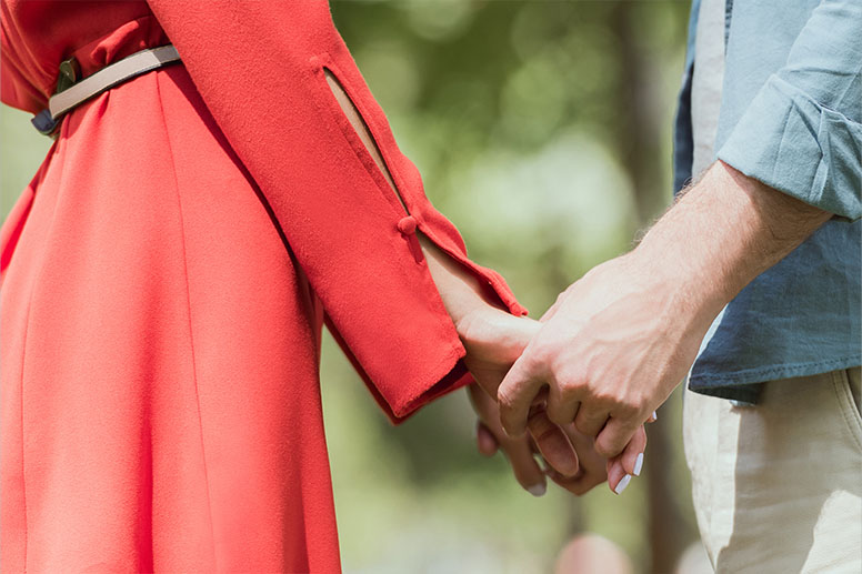 Se ternir les mains est une idée de selfie très populaire auprès des couples.