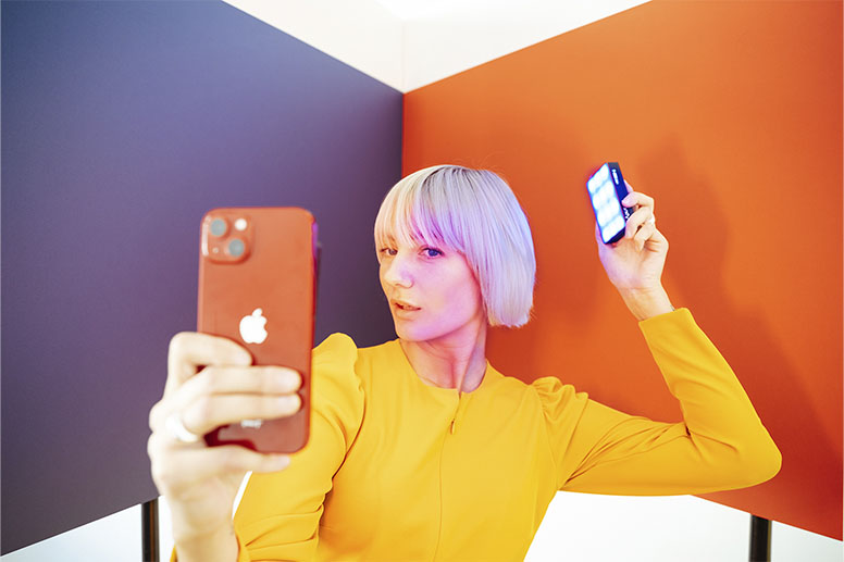Les jeux de lumière et le flou font partie des idées populaires pour des selfies originaux.