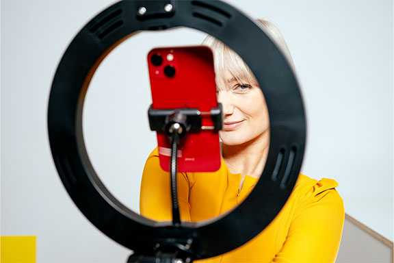 Une personne utilise une lumière annulaire pour faire de meilleurs selfies.