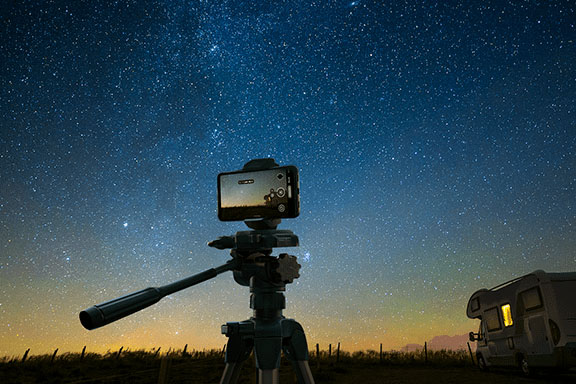 Photographier les étoiles avec un smartphone avec le bon équipement.