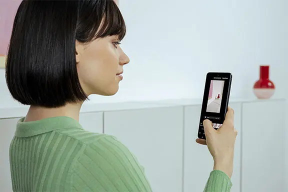 Une personne filme une vidéo avec son smartphone.