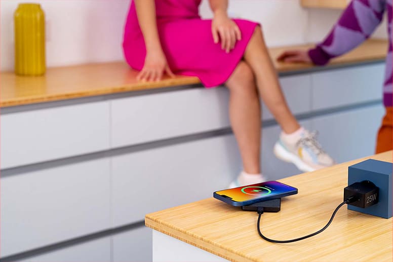Smartphone en charge par induction sur une batterie externe.