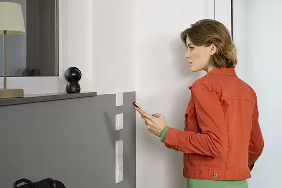La caméra WLAN a été placée sur l'étagère.