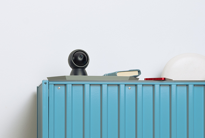 Une caméra intelligente Wi-Fi est posée sur un buffet