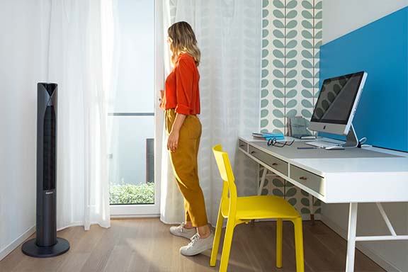 Personne avec ventilateur