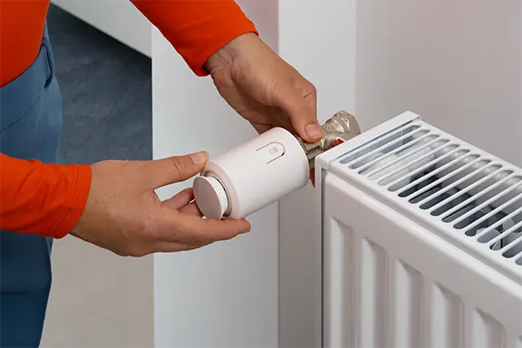 Personne installe le thermostat intelligent.