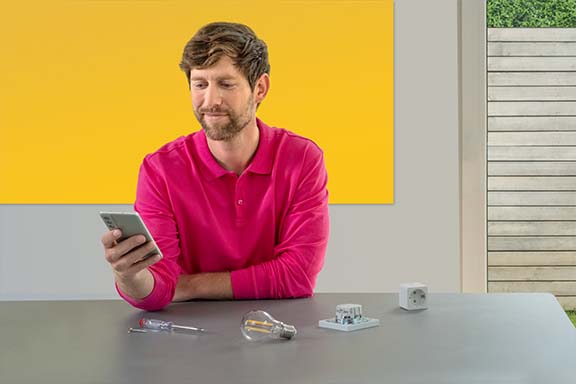 Personne devant des produits Smart Home