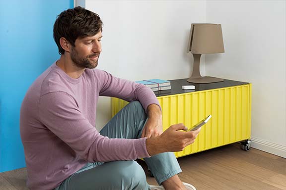 La personne utilise le téléphone portable.