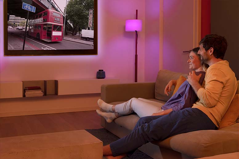 Personnes regardant la télévision