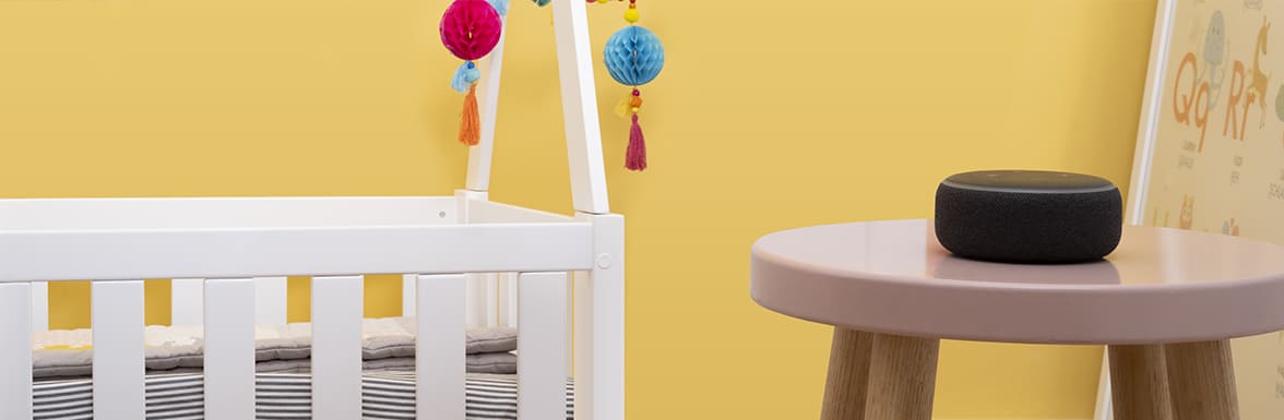 Assistant Amazon Echo à côté d’un lit bébé