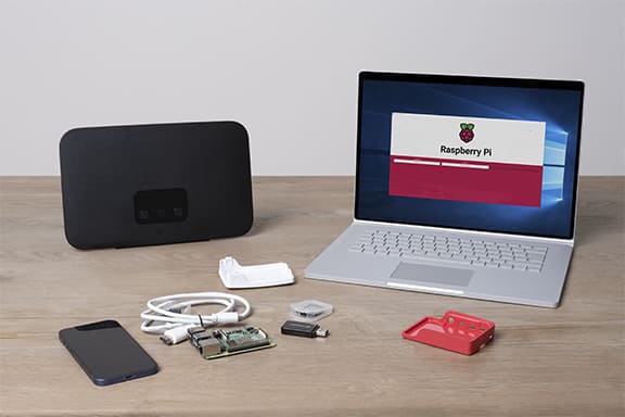 Tous les composants nécessaires (Raspberry Pi, bloc d’alimentation, carte mémoire, lecteur de carte, câble réseau) sont préparés.