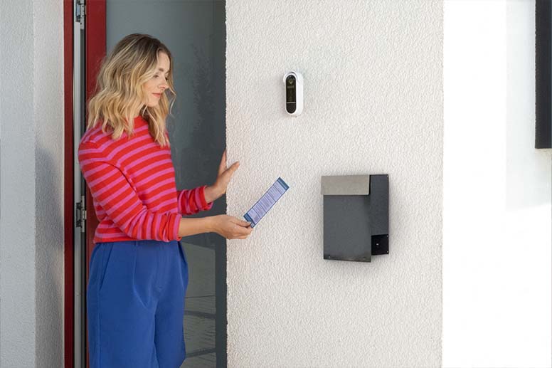 Un colis a été déposé devant une porte.