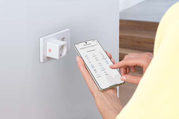 Une personne configure une prise Wi-Fi dans une application.