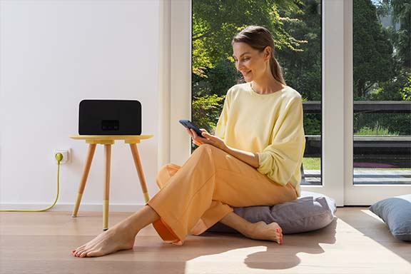 Une personne utilise son smartphone.