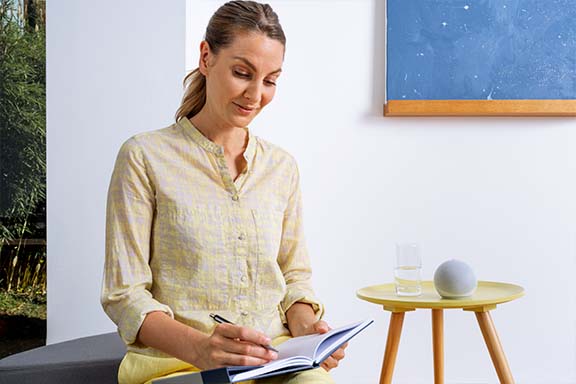 Enceinte Amazon Echo sur une table.