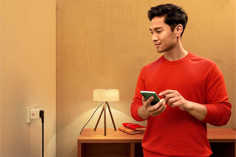 Une personne utilise une application Smart Home.