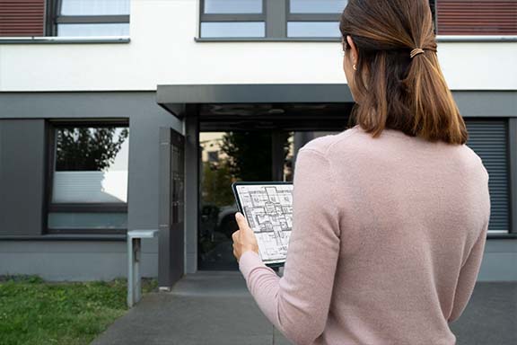 Une personne planifie une installation KNX.