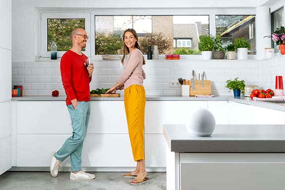 Un assistant vocal Alexa est posé sur le plan de travail d’une cuisine.